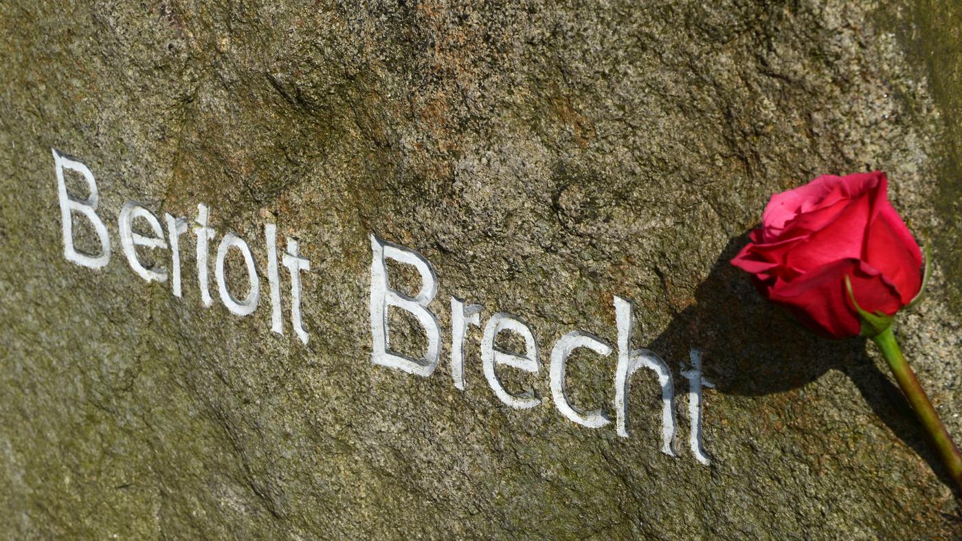 Die Woche Wie der 125. Geburtstag von Bertolt Brecht gefeiert wird