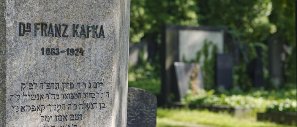 Seine Bücher sind lebendiger denn je.. Grab Kafkas auf dem Neuen Jüdischen Friedhof in Prag.