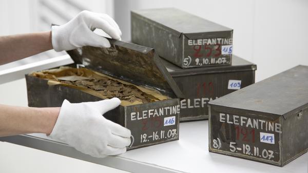 Viele Objekte aus der Elephantine-Ausstellung lagerten ein Jahrhundert lang in Kisten und Schachteln.