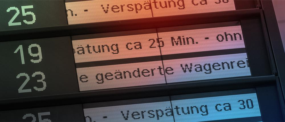 Verspätungen bei der Bahn, Anzeigetafel, München, 2023.