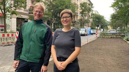 Das Entsiegelungs-Team: Felix Weisbrich, Leiter des Straßen- und Grünflächenamtes, und Annika Gerold, Bezirksstadträtin. 