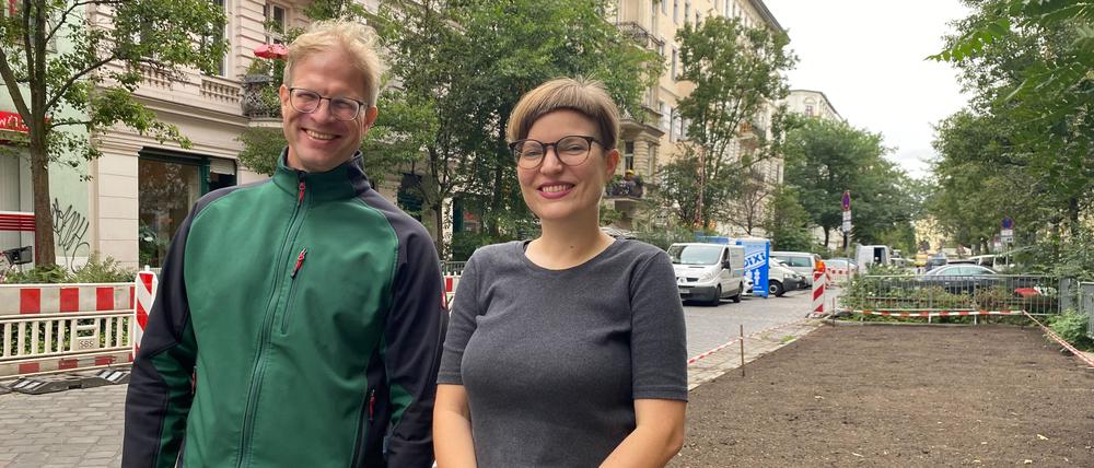 Das Entsiegelungs-Team: Felix Weisbrich, Leiter des Straßen- und Grünflächenamtes, und Annika Gerold, Bezirksstadträtin. 