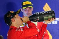Des einen Freud. Sebastian Vettel (vorne) genießt seinen Sieg über Charles Leclerc.