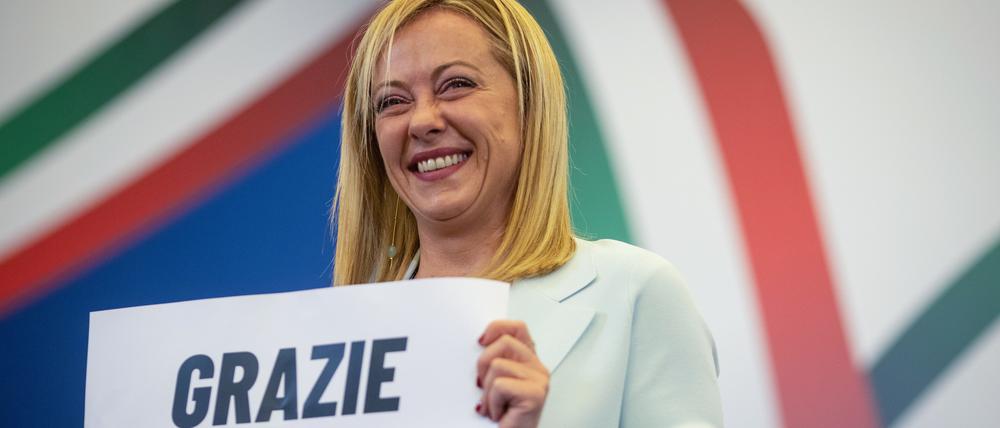 Giorgia Meloni, Vorsitzende der rechtsradikalen Partei Fratelli d'Italia (Brüder Italiens), hält ein Schild mit der Aufschrift «Grazie Italia» («Danke Italien») während einer Pressekonferenz in der Wahlkampfzentrale ihrer Partei. 