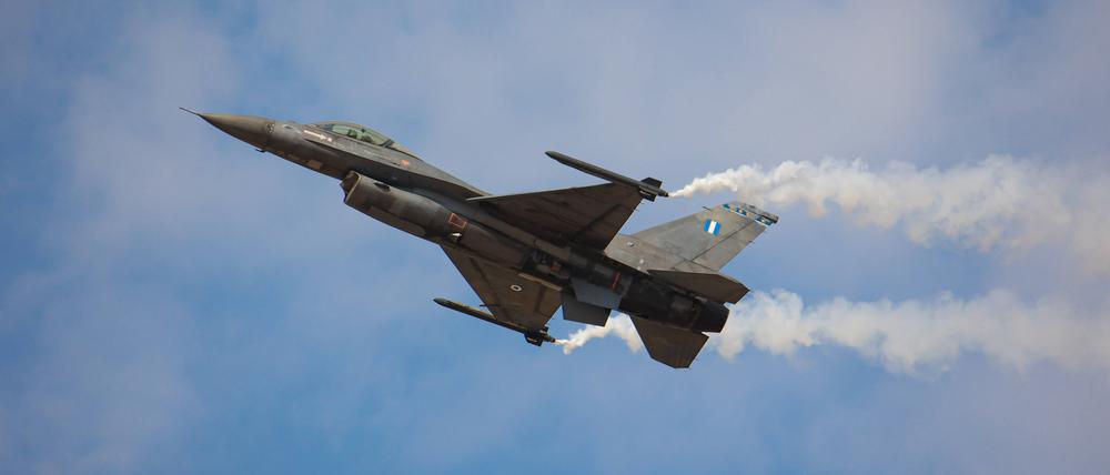 Kampfflugzeuge dieses Typs kann die Ukraine wahrscheinlich bald einsetzen: Eine F16 der griechischen Luftwaffe im Einsatz. 