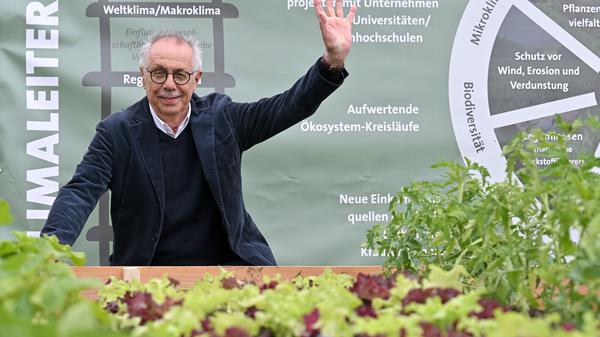 Dieter Kosslick vor dem Filmmuseum Potsdam, wo während des Festivals Green Visions ein „Markt für nachhaltiges Leben“ stattfindet.