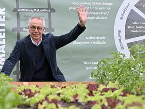 Dieter Kosslick vor dem Filmmuseum Potsdam, wo während des Festivals Green Visions ein „Markt für nachhaltiges Leben“ stattfindet.