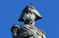 Die Statue von Admiral Nelson auf dem Londoner Trafalgar Square mit einer nachgemachten Gasmaske.