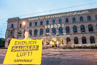 "Endlich saubere Luft" steht am Montag in Berlin auf dem Transparent einer Greenpeace-Aktivistin vor dem Bundesverkehrsministerium.