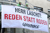 Greenpeace-Aktivisten haben an einem Vordach der Staatskanzlei ein Banner aufgehängt.