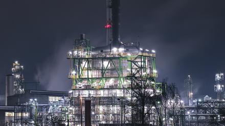 Hell beleuchtet sind die Anlagen der Erdölraffinerie der PCK-Raffinerie GmbH.