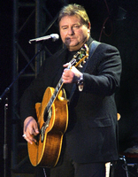 Greg Lake 2004 bei einem Konzert in Bremen.