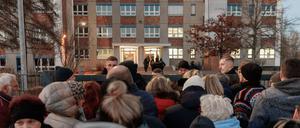 Bürger stehen vor dem verschlossenen Zugang zu Schule „Caspar David Friedrich“. Hier befasst sich die Sitzung der Ortsteilvertretung Ostseeviertel mit dem geplanten Bau einer Unterkunft für 500 Flüchtlinge. 