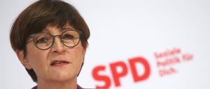 28.11.2022, Berlin: Saskia Esken, SPD-Vorsitzende, beantwortet nach einer hybriden Sitzung ihrer Partei im Willy-Brandt-Haus Fragen von Journalisten. Foto: Wolfgang Kumm/dpa +++ dpa-Bildfunk +++