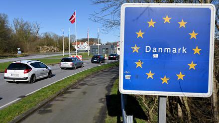 Autos fahren zum deutsch-dänischen Grenzübergang in Richtung Norden.