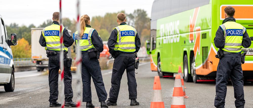 Seit dem 16. Oktober finden vorübergehend stationäre Binnengrenzkontrollen für die Grenzen zu Polen, Tschechien und der Schweiz statt.