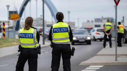 Polizisten stehen an der deutsch-polnischen Grenze. 