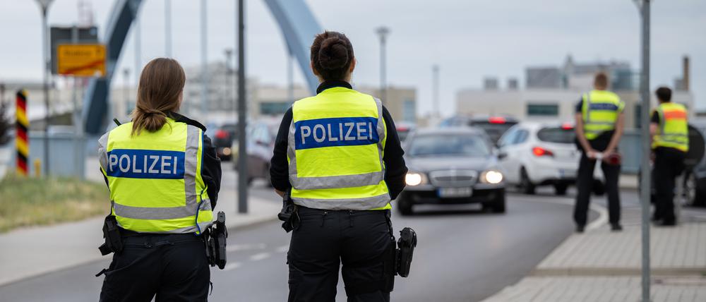 Polizisten stehen an der deutsch-polnischen Grenze. 