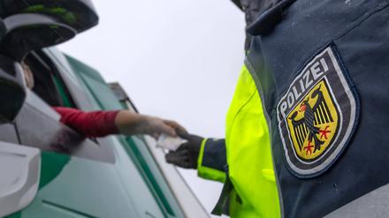 Grenzkontrolle durch die Bundespolizei gegen Schleuser, illegale Migranten und allgemeine Kriminalität an einem Grenzübergang zu Tschechien.
