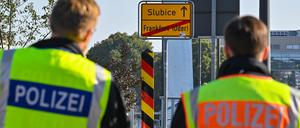 Zwei Beamte der Bundespolizei stehen am deutsch-polnischen Grenzübergang Stadtbrücke.