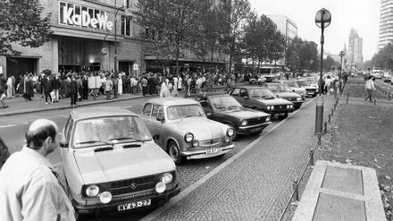 Andere Zeiten, andere Autos: Lada und Trabant parken unmittelbar nach der Öffnung der Berliner Mauer im November 1989 vor dem Kaufhaus des Westens (KaDeWe) am Tauentzien. 
