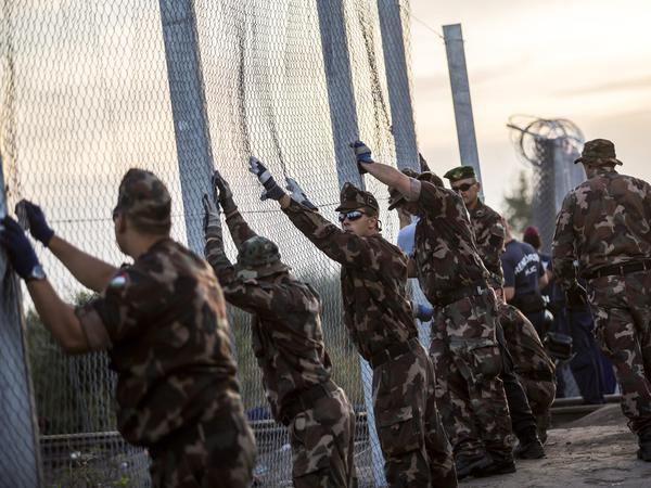 Ungarische Soldaten errichten in Röszke an der Grenze zwischen Serbien und Ungarn einen Zaun. (Archivbild von 2015)