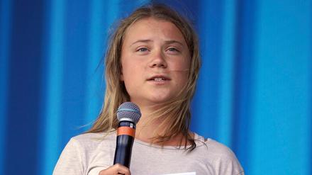 Die schwedische Klimaaktivistin Greta Thunberg steht während des Glastonbury Festivals auf der Bühne und spricht zum Publikum.