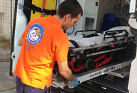 Ein Sanitäter lädt am eine Trage in Athen in einen Krankenwagen der privaten Nonprofit-Organisation «Das Lächeln des Kindes» .