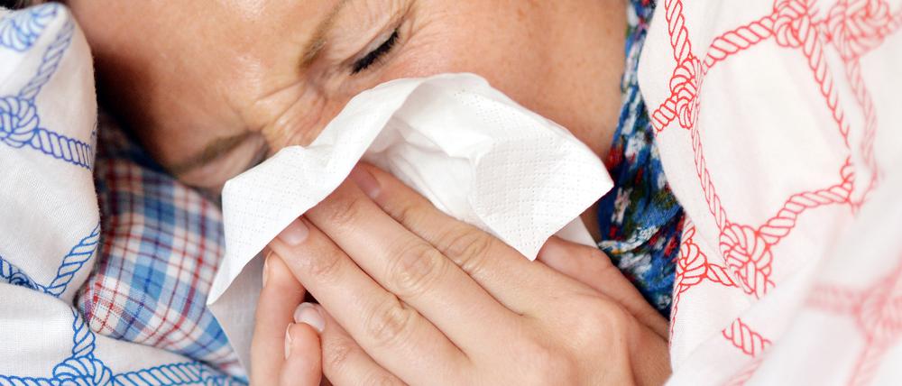 Auch eine Grippewelle könnte im Winter drohen. Foto: Maurizio Gambarini/dpa