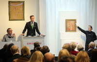 Stefan Körner, Auktionator, nimmt bei der Versteigerung der Sammlung des Kunsthändlers Bernd Schultz im Auktionshaus Grisebach Angebote entgegen.