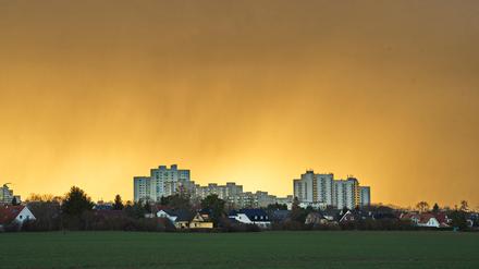 Gelber Himmel vor einem Gewitter über der Gropiusstadt