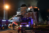 Bei einem Großbrand in einem Hotel in Ahrensfelde sind sechs Menschen durch Rauchvergiftungen leicht verletzt worden.
