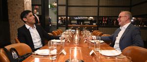 Rishi Sunak (l), Premierminister von Großbritannien, und Anthony Albanese, Premierminister von Australien, unterhalten sich im Lionfish Seafood Restaurant. 