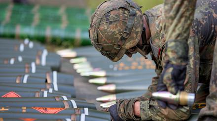 Ein Soldat bestückt Sprenggeschosse mit Zündern. Die Munition ist vom Kaliber 155 Millimeter. Diese hat die Bundeswehr nun nachbestellt. 