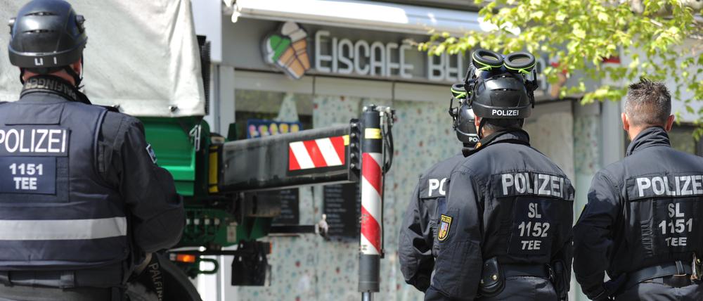 Polizisten im Mai 2023 bei einer Razzia in Saarlouis gegen Mitglieder der italienischen Mafia ‘Ndrangheta.