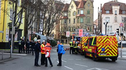 Einsatzkräfte der Polizei und der Feuerwehr sichern bei einem Großeinsatz in Stuttgart einen Tatort. 