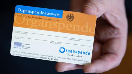 Nur wenige Menschen in Deutschland besitzen einen Organspendeausweis – gleichzeitig warten Tausende auf ein Spenderorgan.