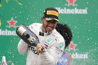 Jubel, die Zweite: Lewis Hamilton holt in Brasilien auch die Konstrukteurswertung für sein Team.