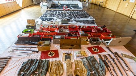 Dieses vom Bundesministerium für Inneres in Österreich zur Verfügung gestellte Foto zeigt von den Sicherheitsbehörden sichergestellte Waffen, Munition und  NS-Devotionalien auf einem undatierten Polizeibild.