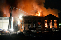 Eine Lagerhalle in Lichtenberg brennt.
