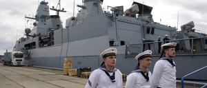 Besatzungsmitglieder der deutschen Fregatte Hamburg stehen vor dem Schiff in Riga. 