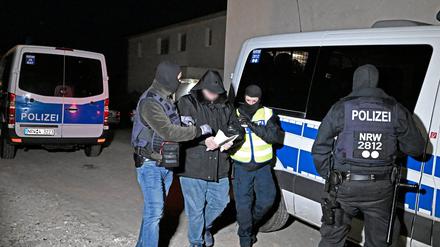 Polizisten führen bei einer Razzia im Clanmilieu in Solingen (NRW) einen Verdächtigen ab.