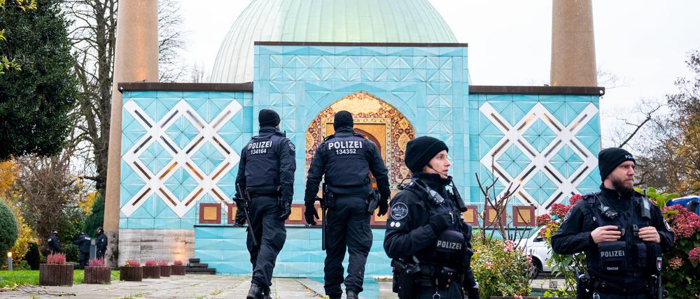 16.11.2023, Hamburg: Einsatzkräfte der Polizei stehen während einer Razzia beim islamischen Zentrum Hamburg vor der Imam Ali Moschee (Blaue Moschee) an der Außenalster.