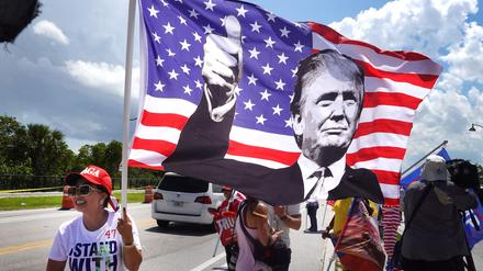 Anhänger von Donald Trump an seinem Anwesen Mar-A-Lago.