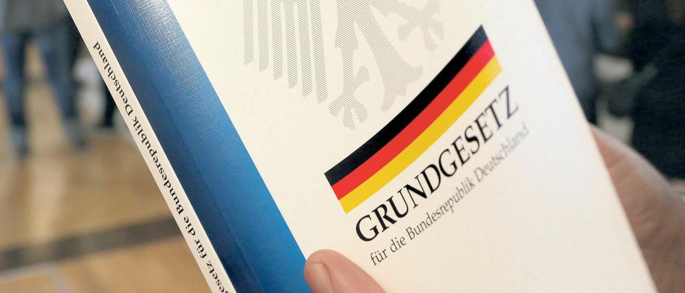 Eine Ausgabe des Grundgesetztes ist am 22.05.2014 während der Einbürgerungsfeier im Schloss Bellevue in Berlin zu sehen.