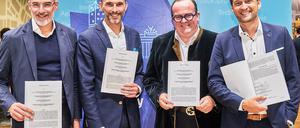 Frisch unterzeichnet: die Kooperationsvereinbarung für die „Startup-Champs“. Links im Bild Stefan Franzke von Berlin Partner.