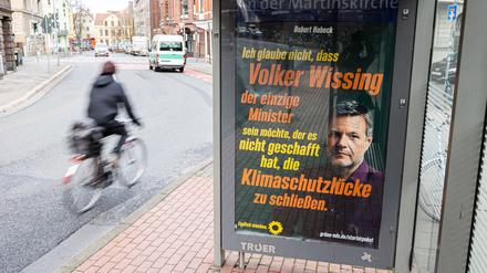 Ein gefälschtes Plakat der Partei Bündnis 90/Die Grünen hängt in einem Schaukasten an einer Bushaltestelle im Stadtteil Linden in Hannover.