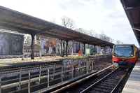 Blick auf den zweiten Bahnhof in Zehlendorf, der seit 1980 gesperrt ist. Seitdem passiert dort nichts, er wird offenbar nur als Werbefläche benötigt. Früher fuhr hier die Stammbahn, die diesen Namen bekam, weil sie anno 1838 als erste Bahn-Verbindung in Preußen eröffnet worden ist, und zwar zwischen dem Potsdamer Bahnhof in Berlin und Potsdam. Seit 1874 zweigt vom Bahnhof Zehlendorf die Wannsee-Bahn ab, die 1933 elektrifiziert und damit zur S-Bahn wurde.