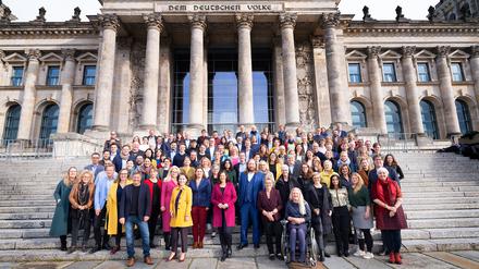 Pressebild Bündnis 90 die Grünen. Stark wie nie ist die grüne Bundestagsfraktion in der 20. Wahlperiode mit ihren 118 Abgeordneten, von denen 16 ihr Mandat direkt gewonnen haben. Und: Sie ist jünger, weiblicher und diverser denn je. 