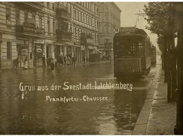 Humor verlieren die Berliner auch dann nicht, wenn die Stadt unter Wasser steht – Gruß aus der „Seestadt Lichtenberg“ auf einer Postkarte von 1898.